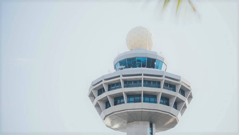 Der Tower eines Flughafens. Mit der Websteuerung behalten Sie den Überblick in der Telefonkonferenz.